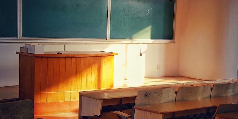 barry-zhou-khjwIW9HH5s-unsplash opt chalkboard in classroom
